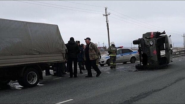 Буханка минобороны РФ перевернулась на трассе в Саратовской области