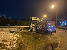 Автомобиль службы доставки крупного маркетплейса въехал в припаркованный на обочине грузовик