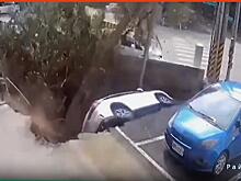Автомобиль провалился под землю и попал на видео на Тайване