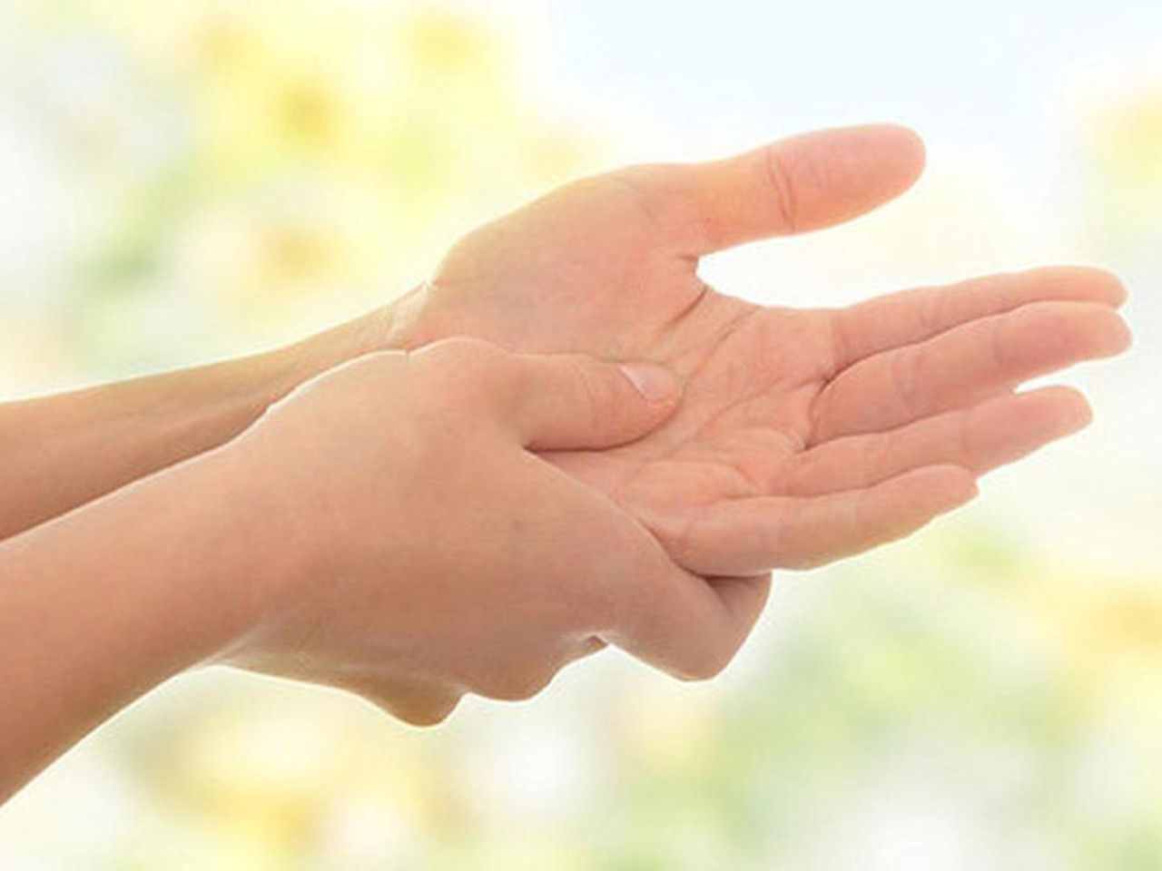 Указательный палец левой руки. Почему болит рука приметы. Правая рука чешется примета. Чешется ладонь правой руки. К чему чешется правая рука ладонь.