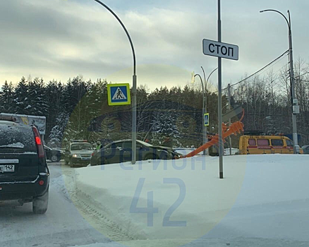 Пьяный автолюбитель снес светофор на кемеровском перекрестке