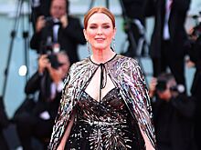 Джулианна Мур в «голом» платье, Хиллари Клинтон в кафтане и другие на открытии Венецианского кинофестиваля