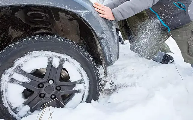 Что делать, если машина застряла в снегу?