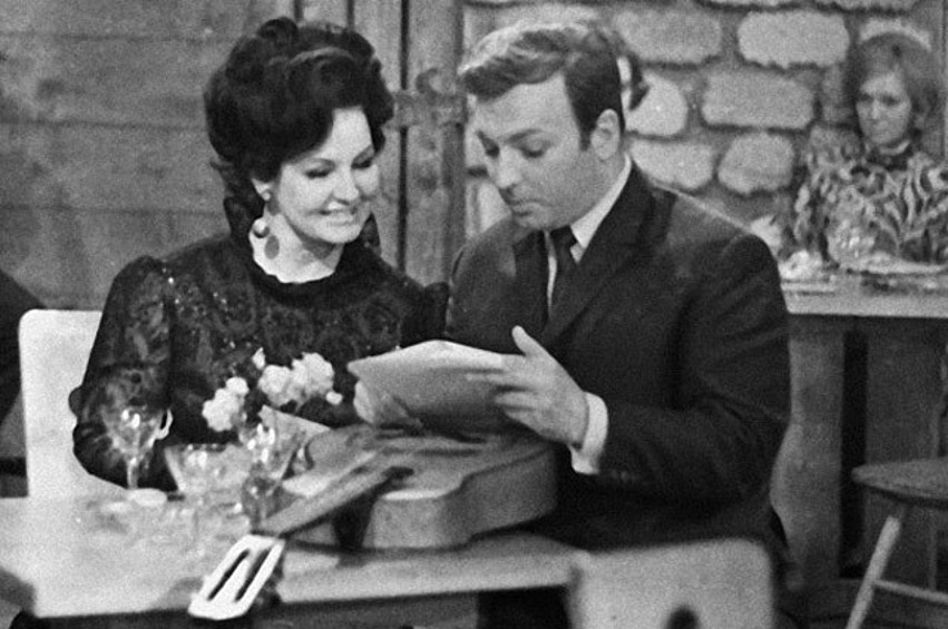 Михаил Державин в роли пана Ведущего в популярной телепередаче "Кабачок "13 стульев"",  выходившей в эфир с 16 января 1966 года по 4 октября 1980 года. 