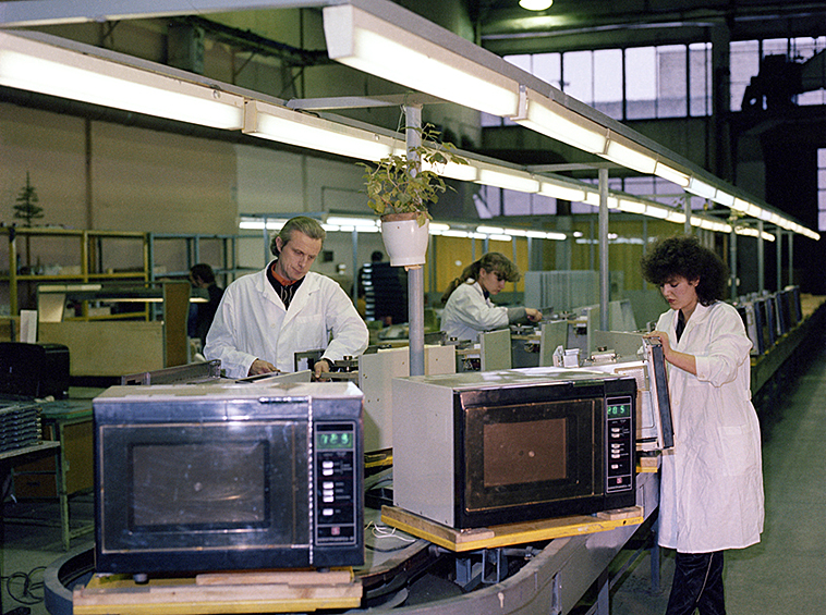 Микроволновка в советские годы, безусловно, была не роскошью, а прямо-таки излишеством. Тем не менее их выпускали и в СССР. На фото — сборка микроволновой печи «Электроника-3 С» в Риге. 1984 год
