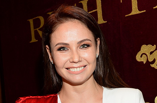 Черное платье и мех: Ляйсан Утяшева примерила образ девушки Бонда