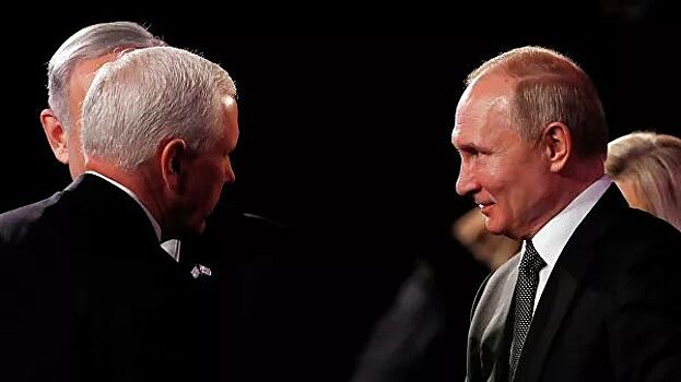 Песков рассказал об общении Путина с Макроном и Пенсом