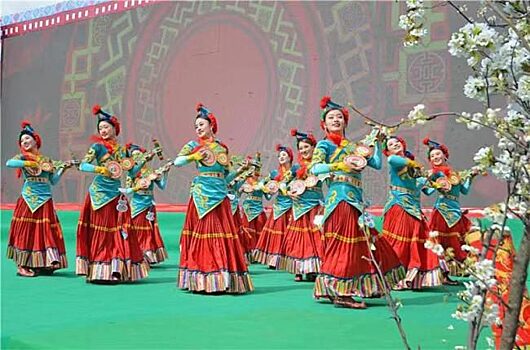 В китайской провинции Сычуань проходит фестиваль цветения грушевых деревьев