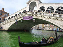 В Венеции неуправляемое судно врезалось в две гондолы и разбилось о мост