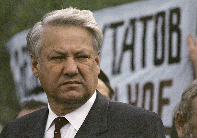 Затем прошел путь от простого мастера до первого секретаря Свердловского обкома КПСС. В 1985 году Борис Ельцин был приглашен на партийную работу в Москву, где возглавил Отдел строительства ЦК КПСС. 