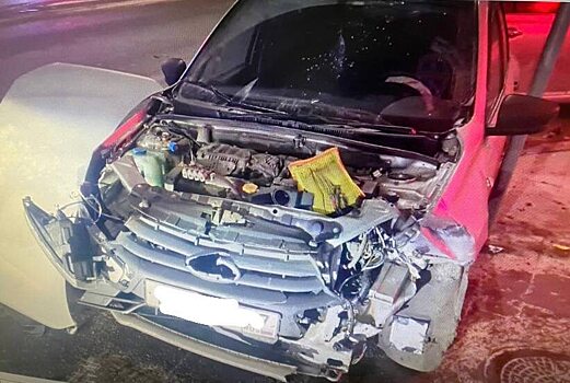Водитель «Daewoo Nexia» протаранил два автомобиля на Чернышевского в Саратове
