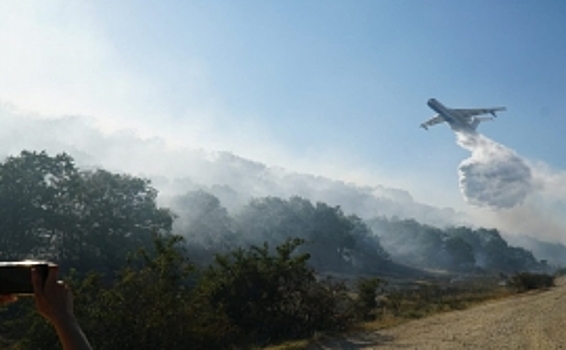 Самолёт МЧС России сбросил более 100 тонн воды на очаги пожаров в пригороде Махачкалы