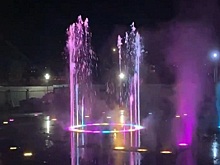 Губернатор Ведерников ознакомился с возможностями мультимедийного пешеходного фонтана в Пскове