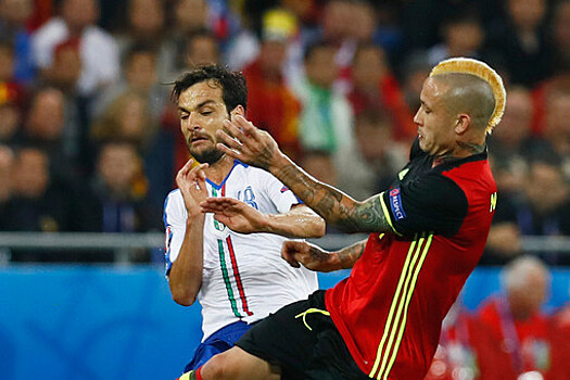 "Антверпен" отстранил экс-звезду сборной Бельгии Наингголана за курение на скамейке запасных