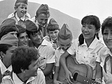 «Каменные бои», любовь под «Руки вверх!» и хлеб в носках: истории из жизни в пионерлагере