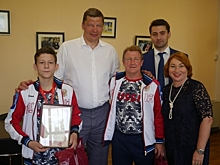Панов наградил призера юношеского первенства Европы по греко-римской борьбе Артема Морозова