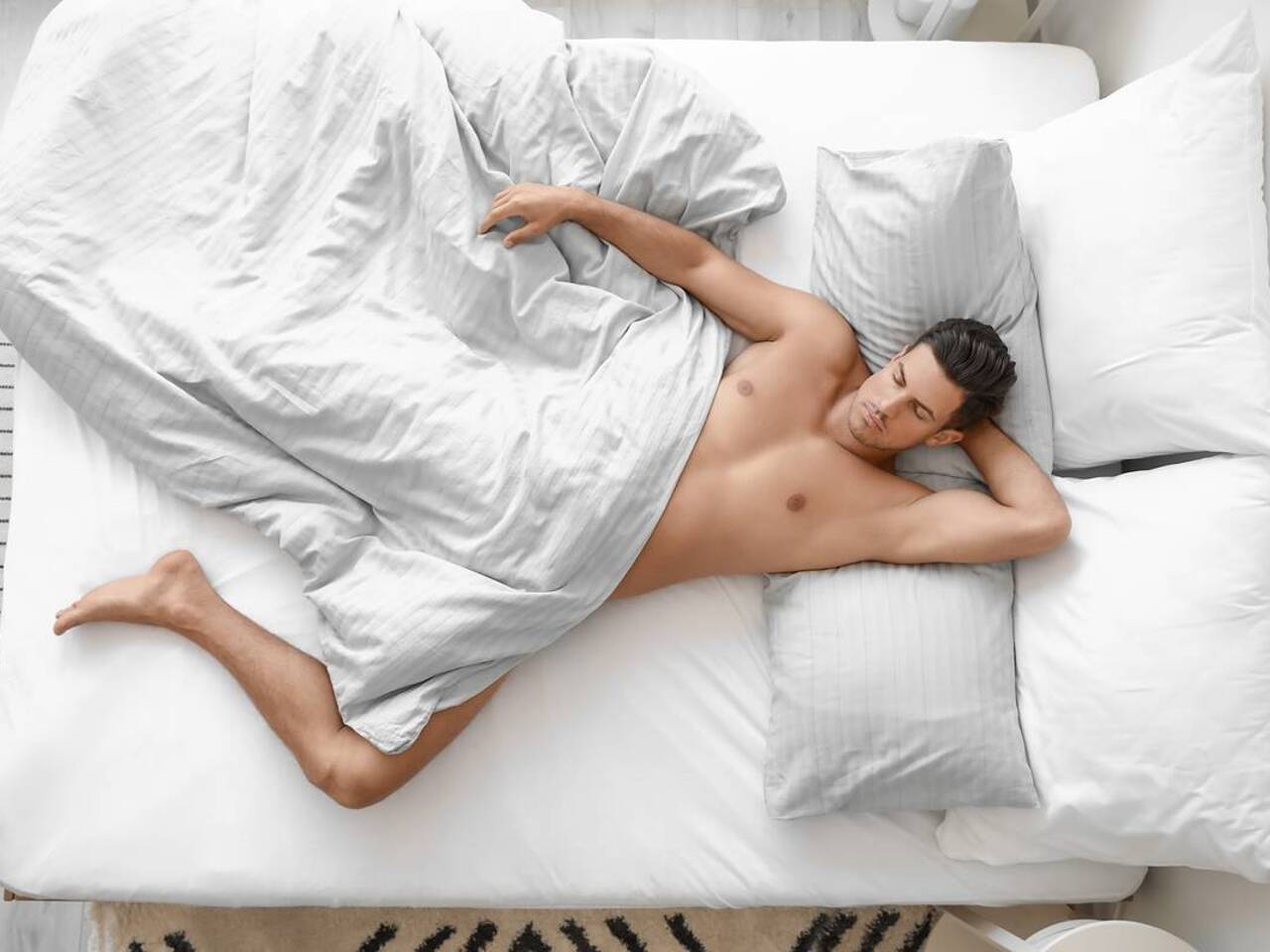 спит без трусов Миллионы людей считают, что нужно спать голым. Полезно ли это для здоровья  и стоит ли так делать? - Рамблер/развлечения и отдых