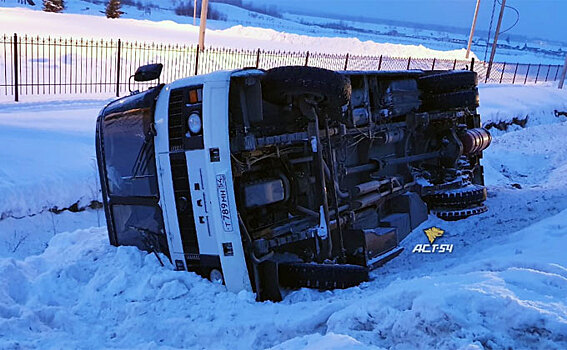 ПАЗик завалился набок после удара «Жигулей»
