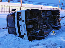 ПАЗик завалился набок после удара «Жигулей»