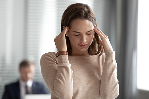 Стресс и недосып: врачи раскрыли причины постоянных головных болей