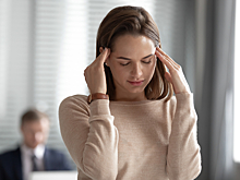 Стресс и недосып: врачи раскрыли причины постоянных головных болей