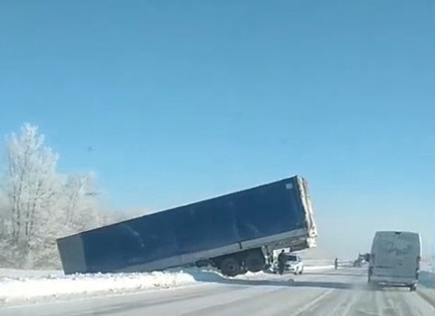 В Новосергиевском районе очередная фура оказалась в кювете