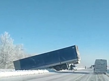 В Новосергиевском районе очередная фура оказалась в кювете
