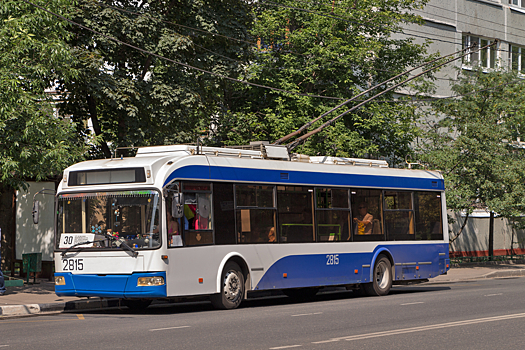 Троллейбус протаранил столб в Москве