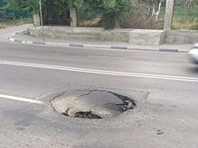 На набережной Массалитинова в Воронеже образовалась огромная яма