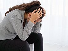 Врач Адамян: у людей в стрессе часто появляются мушки и искры перед глазами