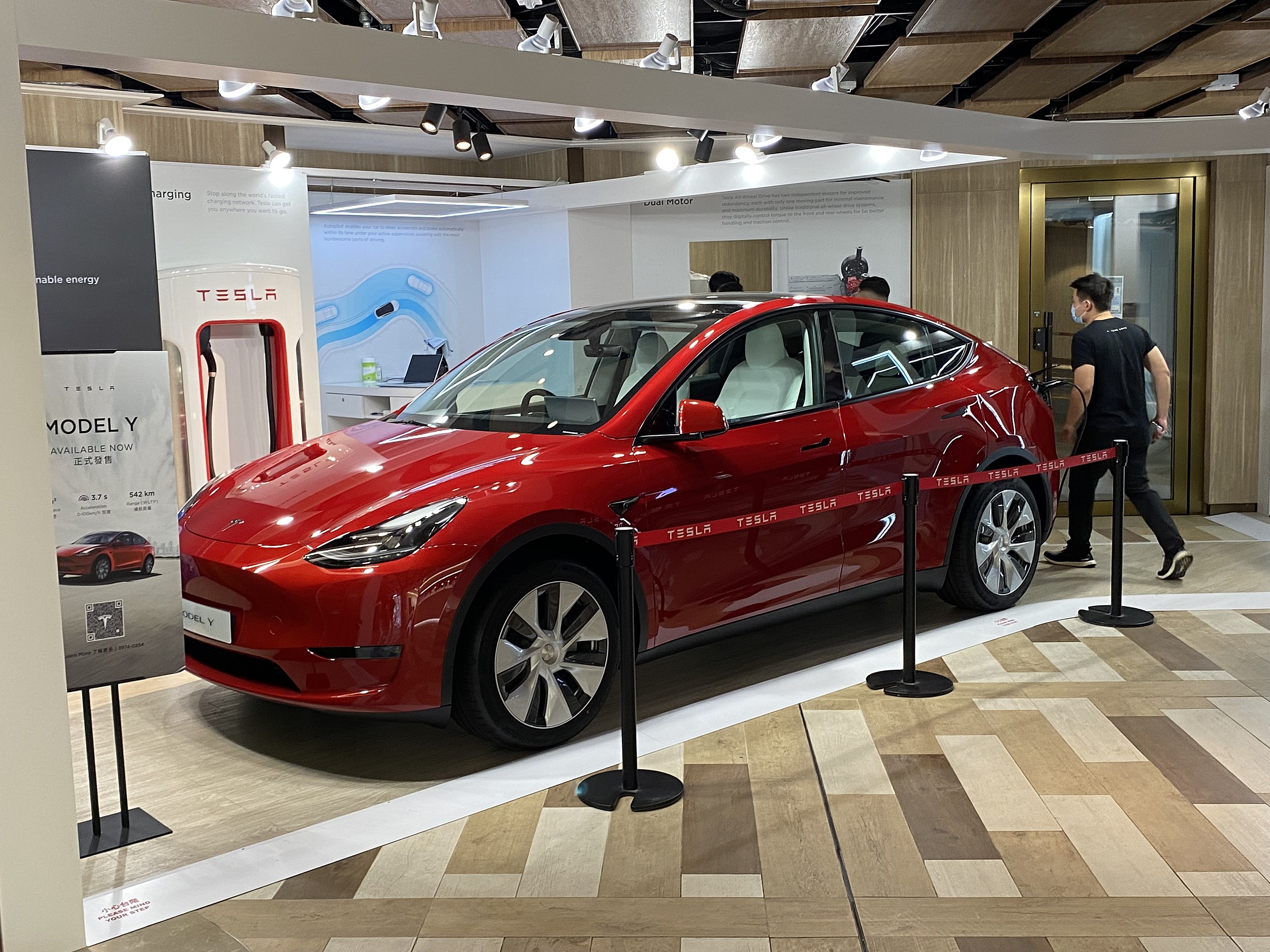 В Европе состоялся запуск нового исполнения электрокара Tesla Model Y