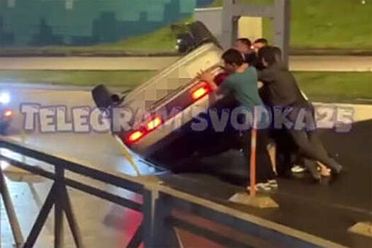 Во Владивостоке на видео сняли, как люди перевернули Toyota Cresta после дрифта