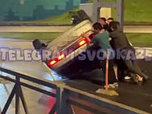 Во Владивостоке на видео сняли, как люди перевернули Toyota Cresta после дрифта