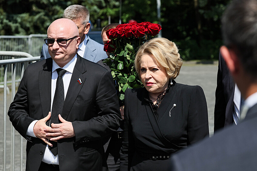 Председатель комитета Совета Федерации РФ по конституционному законодательству и государственному строительству Андрей Клишас и спикер Совета Федерации РФ Валентина Матвиенко на церемонии прощания с председателем Верховного суда РФ Ириной Подносовой в траурном зале ЦКБ Управления делами президента РФ в Москве, 24 июля 2025 года