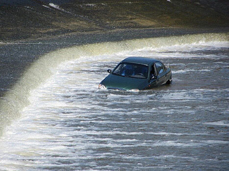 В «водопадах» под Саратовом утонула иномарка без водителя