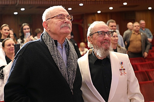 Никита Михалков подарил Виктору Захарченко ручку с записью своих лучших программ