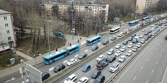 Движение на Волжском бульваре перекрыли для проезда без задержек автобусов «КМ» на юго-востоке Москвы