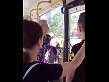 Красноярские подростки играют в маршрутках на гармошке и зарабатывают на гитару