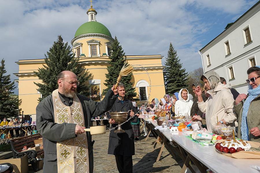 В православных храмах начали освящать куличи