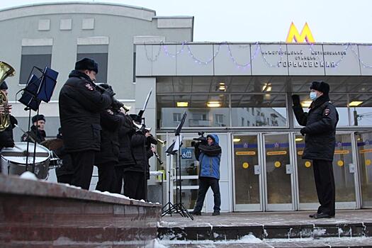 Оркестр полицейского главка поздравил нижегородцев с наступающим Новым годом