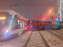 Автобус и трамвай столкнулись на Преображенской площади в Москве