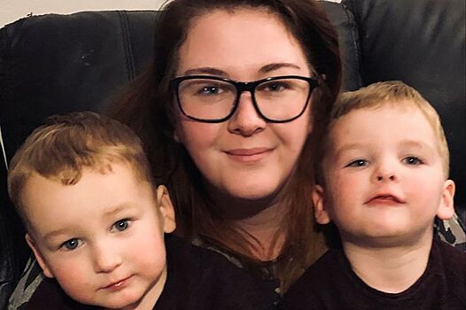 27-летняя британка не стала прерывать беременность по медицинским показаниям и родила здоровых близнецов
