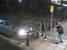 Борьба пенсионера и грабителя у банкомата попала на видео