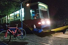 Ожидая трамвай, россиянин повесил на остановке гамак