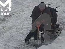 В Хабаровске инвалид на коляске сама расчищала дорогу, заваленную снегом