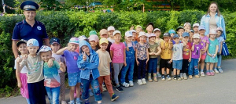 Сотрудники Госавтоинспекции побывали в гостях у воспитанников сразу нескольких детских садов города Иванова