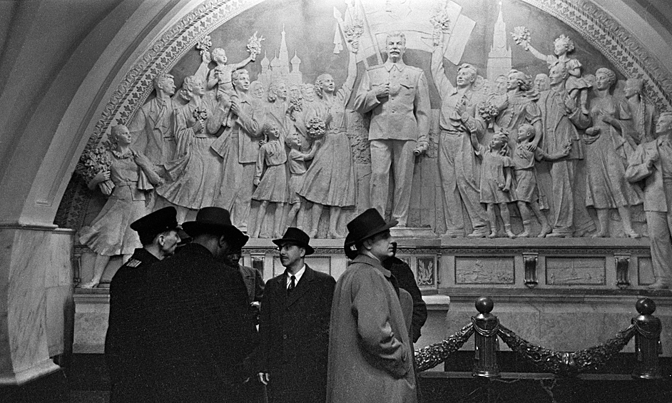 Гости столицы на станции "Таганская" Московского метрополитена, 1950 год