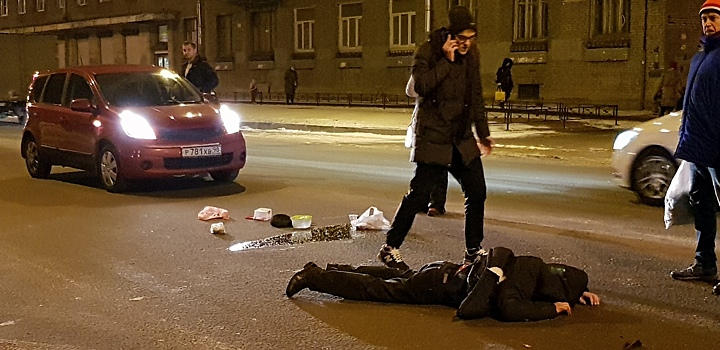 Пьяный мужчина пытался перебежать дорогу и попал под машину в Петербурге