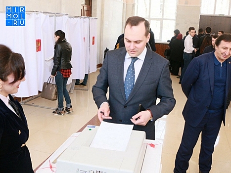 «Мы выбираем власть». Премьер- министр Дагестана Артем Здунов проголосовал (ВИДЕО)
