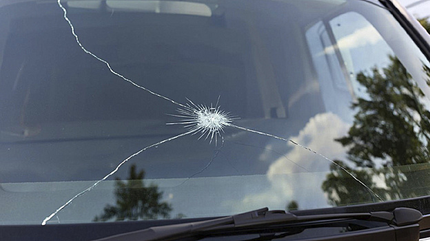 Что делать при возникновении трещины на лобовом стекле зимой